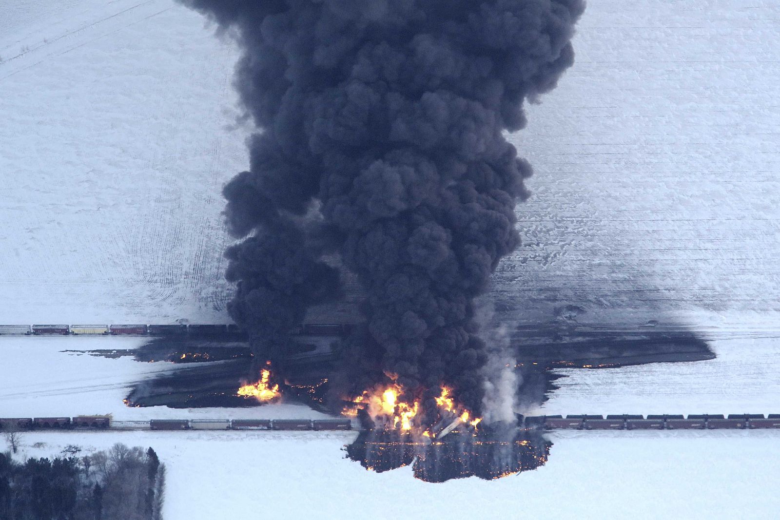 Columna de humo originada por la explosión tras el choque de los trenes en Dakota del Norte, uno de ellos cargado de petróleo.