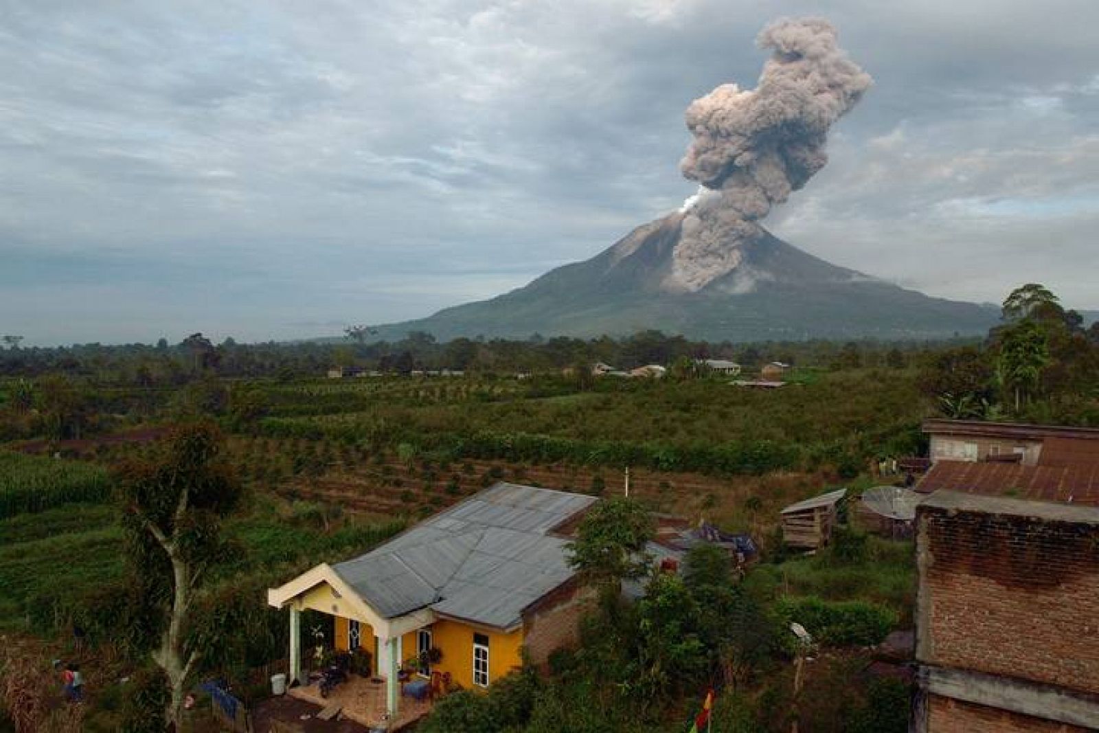 Vista general del monte Sinabung este martes. El volcán se encuentra en erupción desde septiembre de 2013.