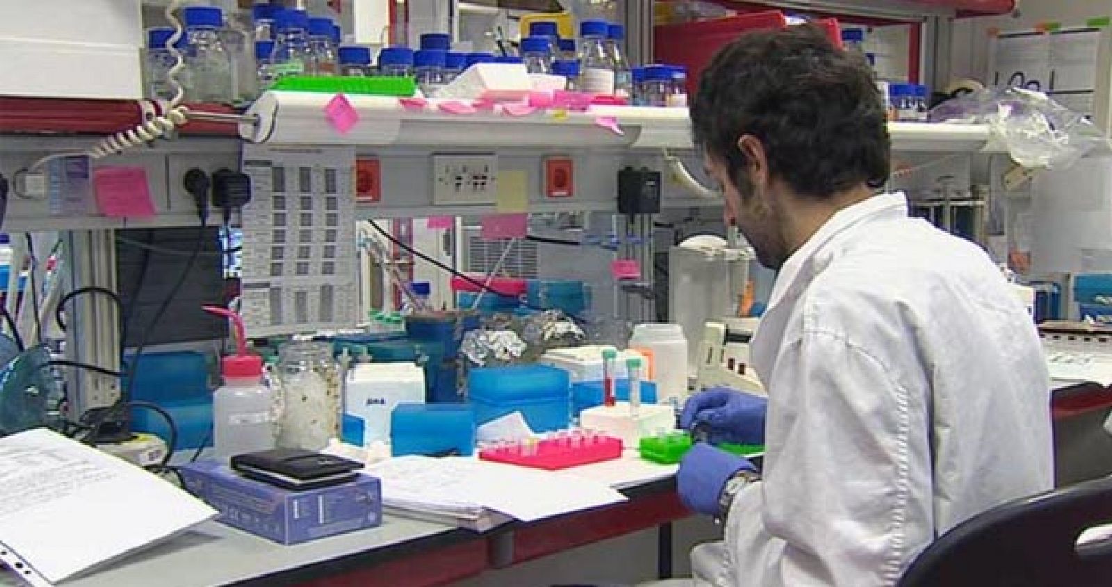 Un investigador trabajando en un laboratorio.