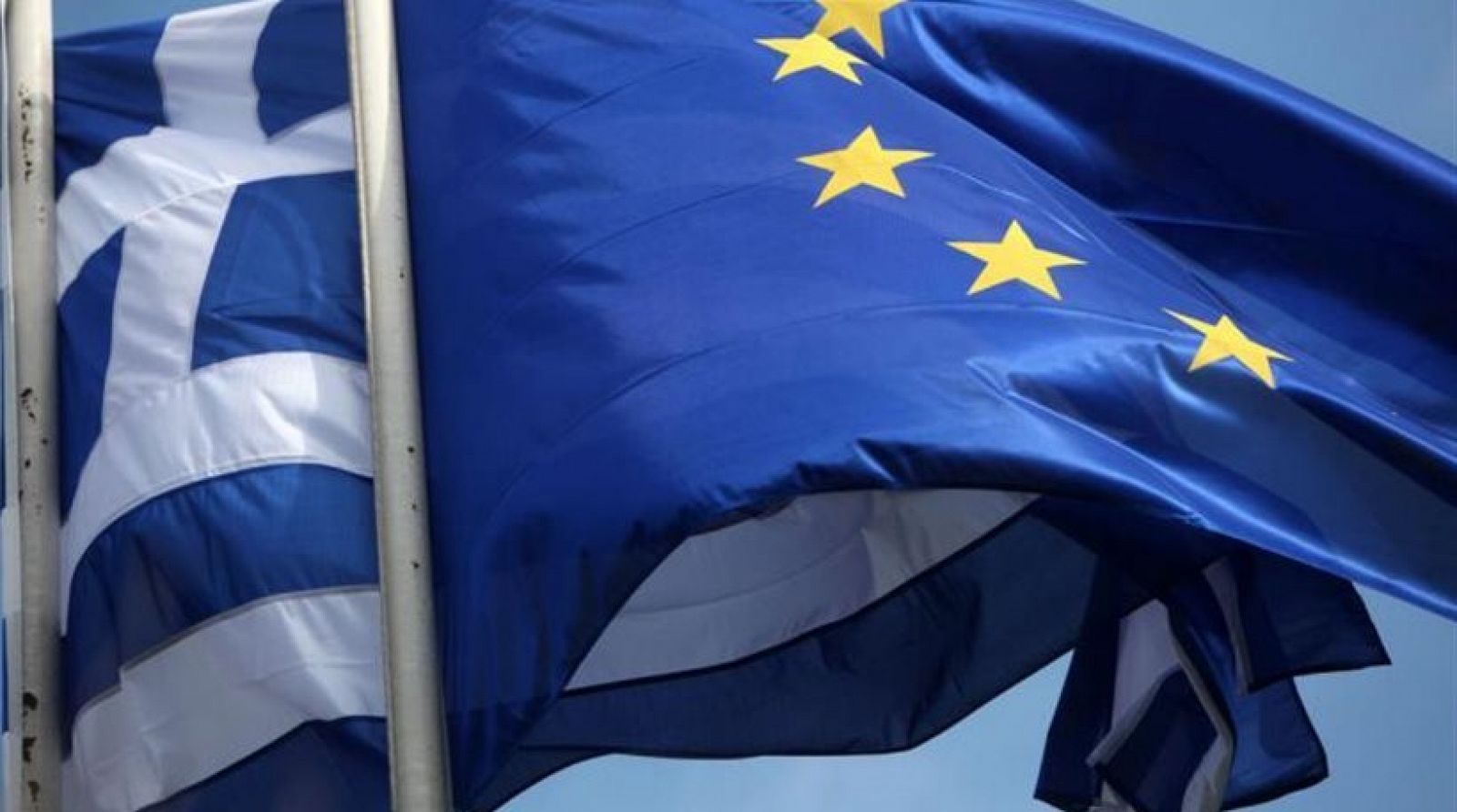 Banderas de Grecia y la UE, enlazadas