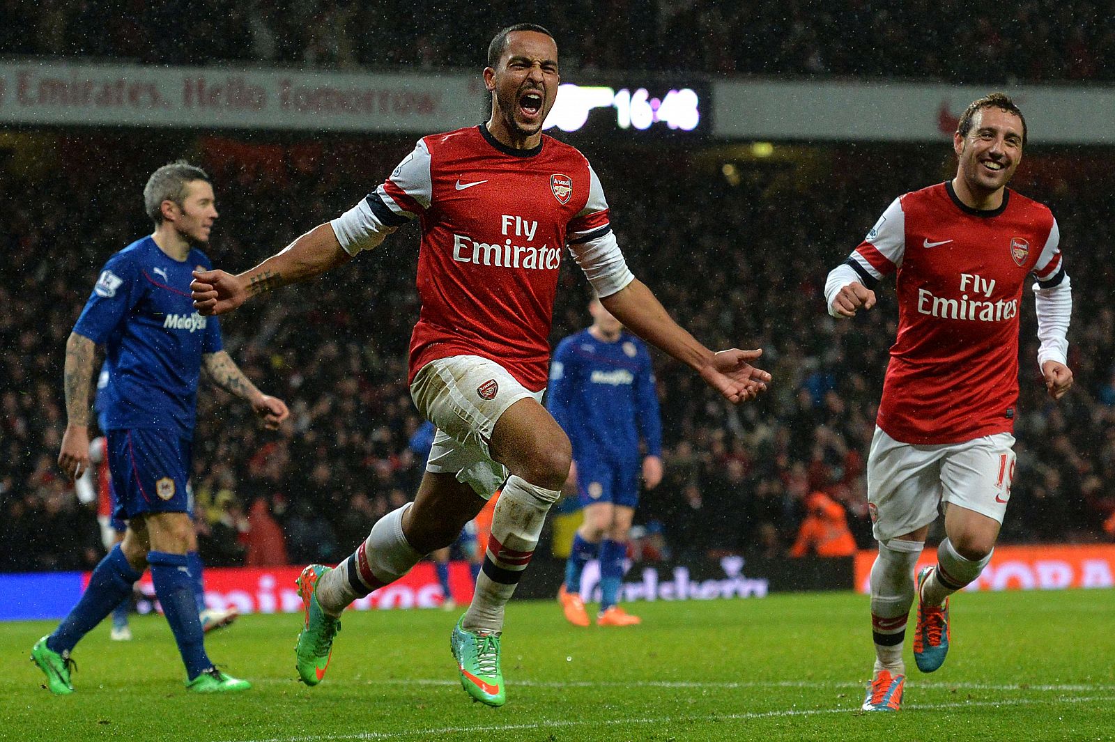 Theo Walcott celebra el segundo gol del Arsenal.