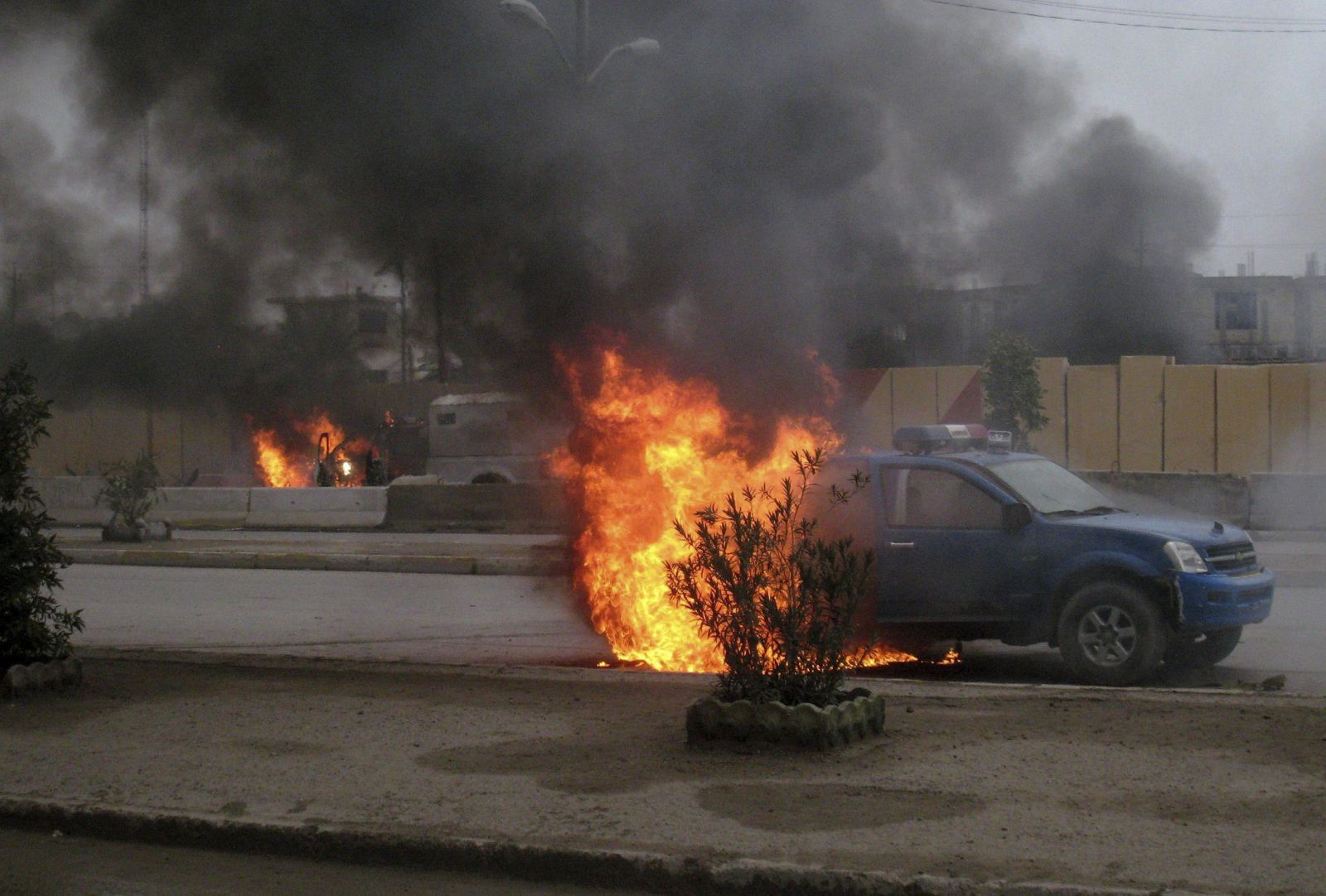 Un coche arde en Faluya, oeste de Irak, el 1 de enero del 2014.