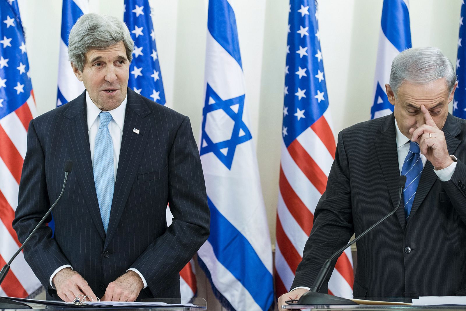 El secretario de Estado de EE.UU., John Kerry, el primer ministro israelí Benjamín Netanyahu , en una rueda de prensa
