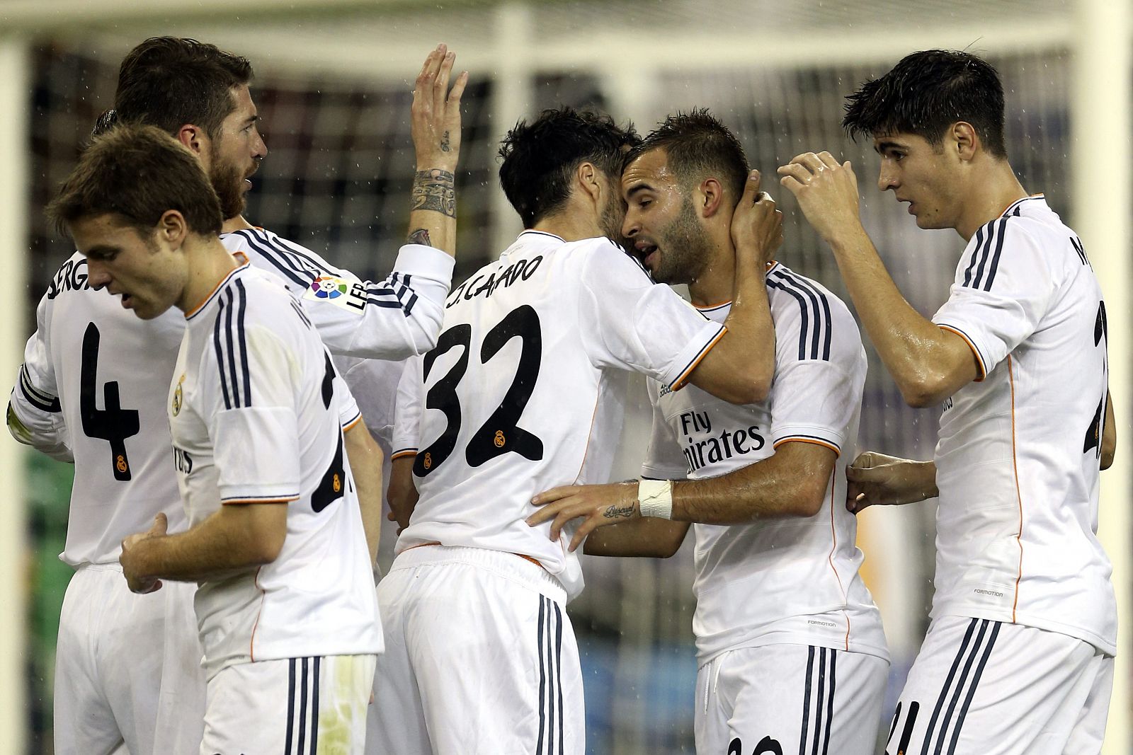 Los jugadores del Real Madrid felicitan al canario Jesé tras su gol al PSG.