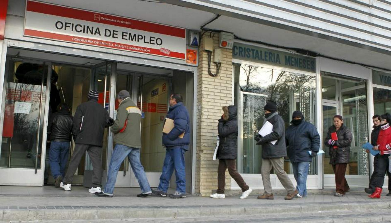 Un grupo de personas hace cola en una oficina de Empleo en Madrid