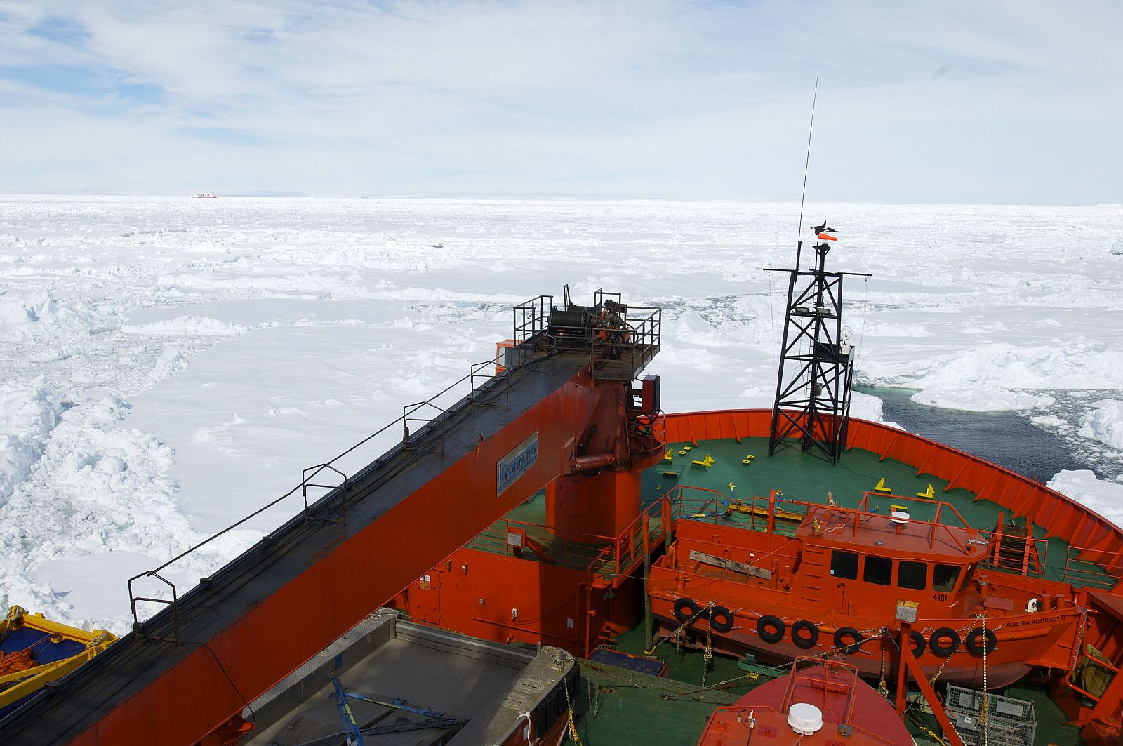 El rompehielo chino Xue Long (Dragón de la nieve), a la izquierda, visto desde la nave del Aurora Australis en su intento por llegar este jueves al barco ruso atrapado en la Antártida.