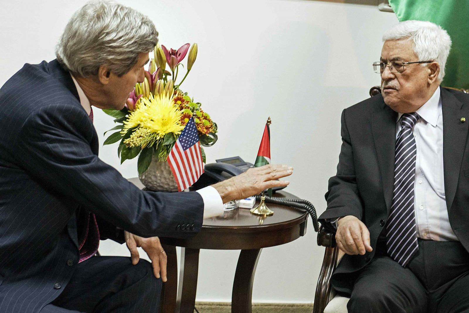 El secretario de Estado de EE.UU, John Kerry, durante su reunión con el presidente palestino, Mahmud Abás.