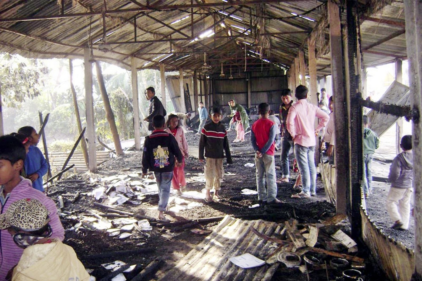 El colegio electoral de Feni, en Bangladesh, tras ser quemado horas antes de las elecciones