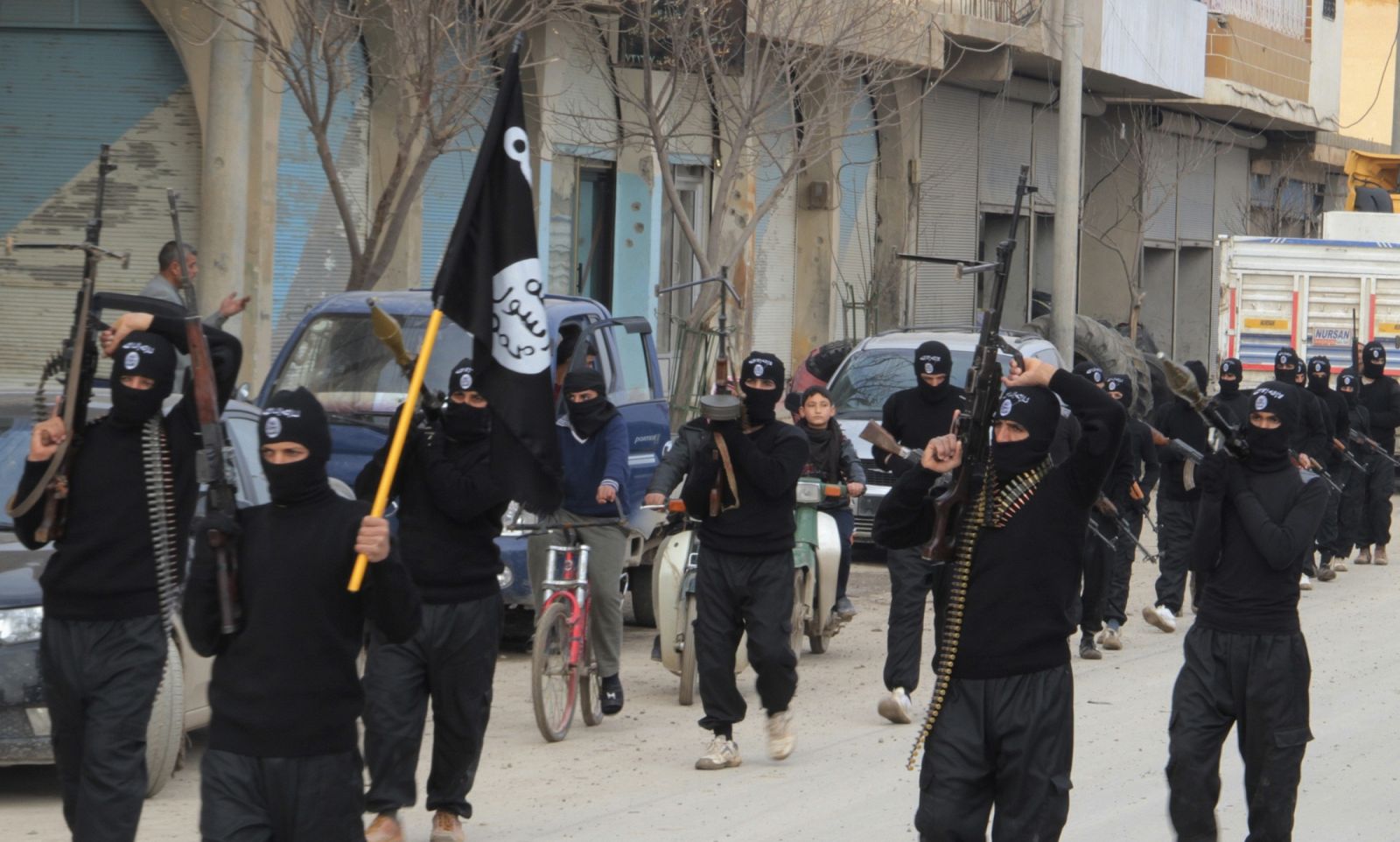 Milicianos del Estado Islámico de Irak y Levante, vinculado a Al Qaeda, marchan por el pueblo sirio de Tel Abyad.