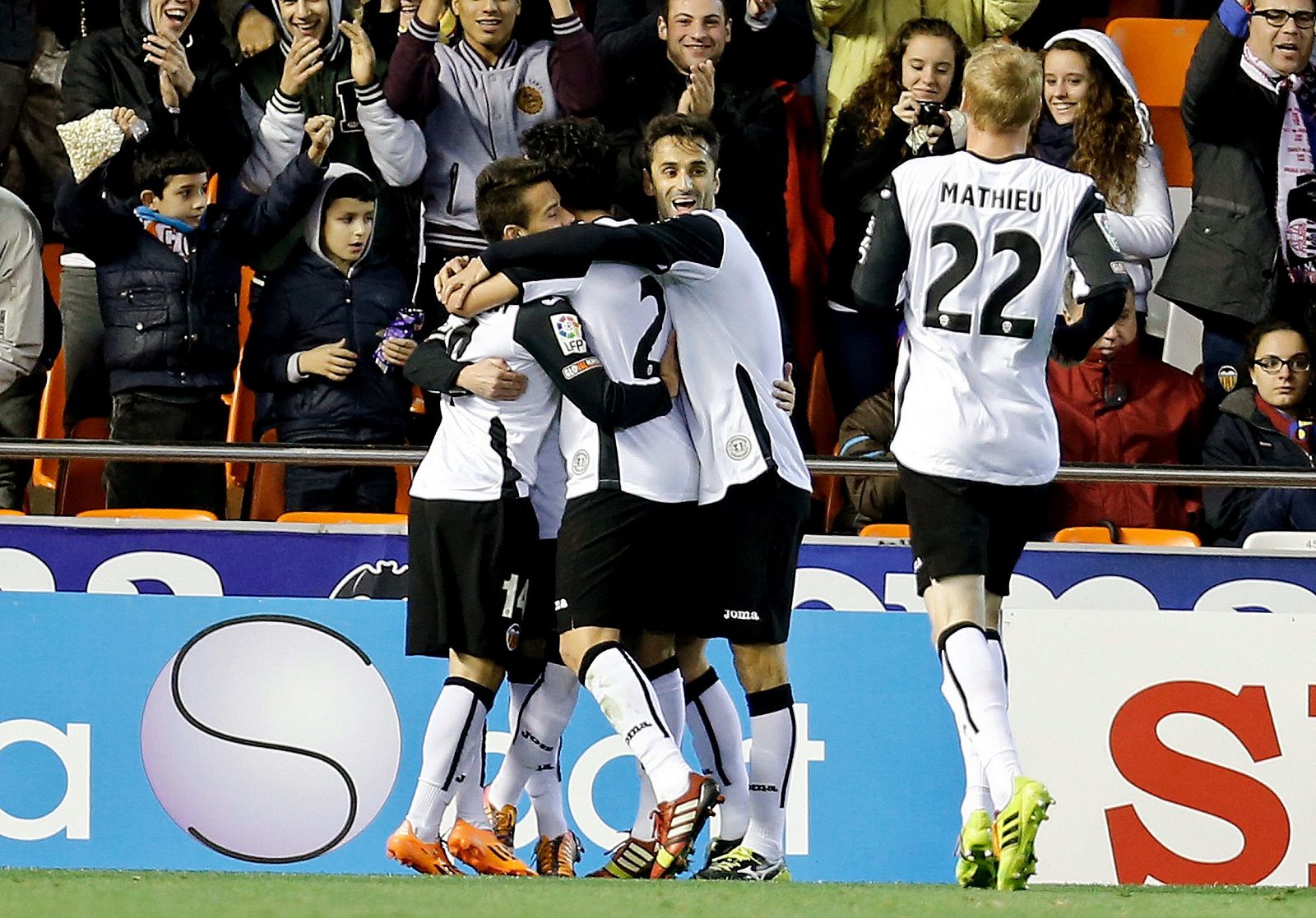 Los jugadores del Valencia CF celebran el gol del argentino Pablo Piatti.