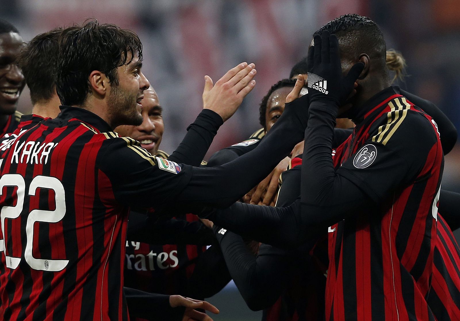 Kaka celebra un gol con el Milan