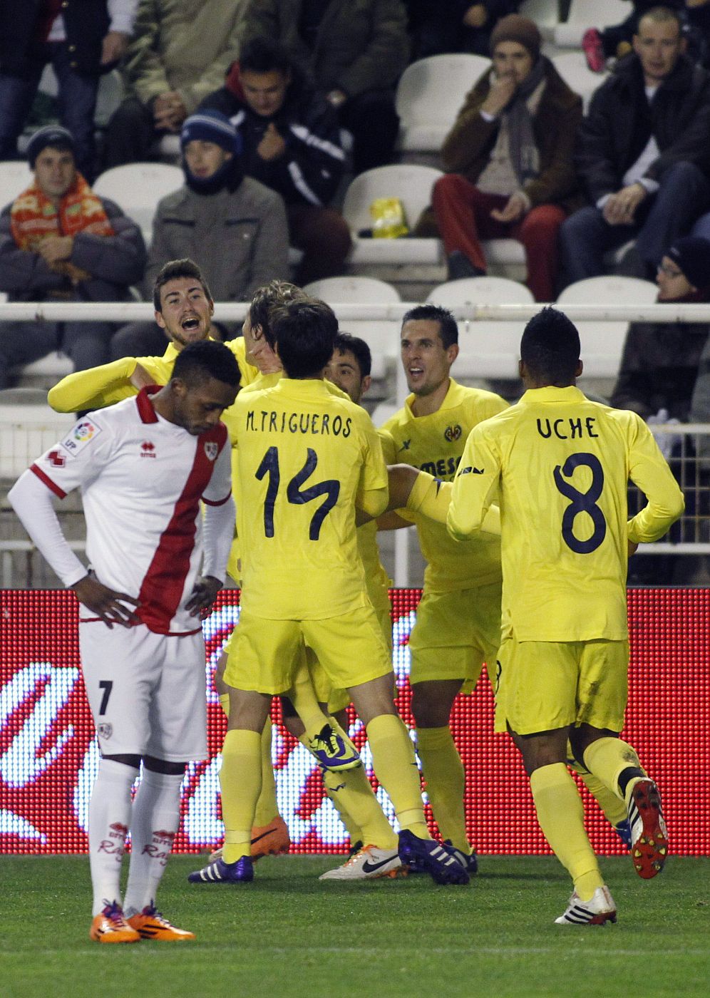 Los jugadores del Villarreal celebran uno de los goles del francés Jeremy Perbet.