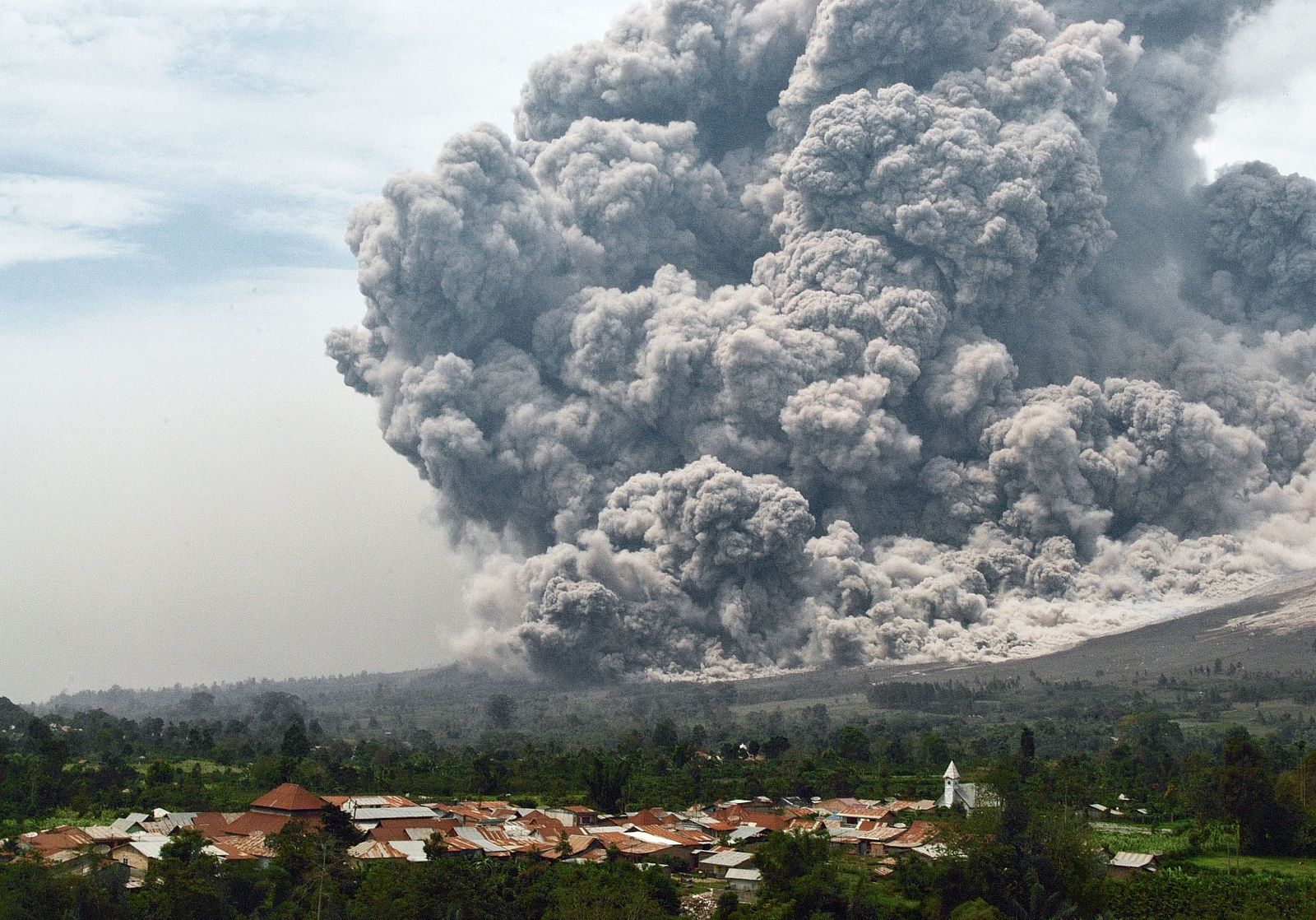 El volcán Sinabung escupe lava y cenizas sin descanso en los últimos cuatro meses.