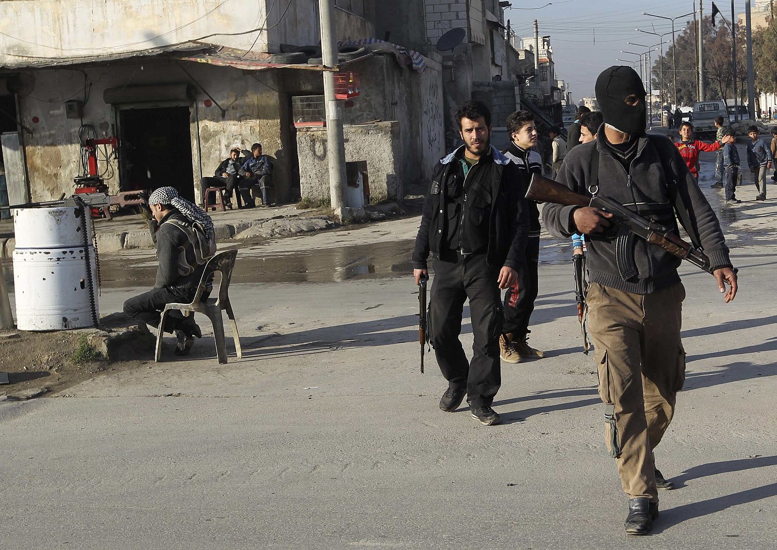 Combatientes del Ejército Libre Sirio vigilan los controles de carretera establecidos para evitar el paso de los milicianos del Estado Islámico de Irak y el Levante, en Alepo