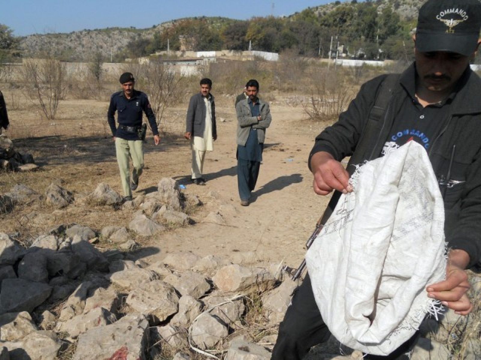 Personal de seguridad examina el lugar del atentado en el colegio del distrito paquistaní de Hangu.