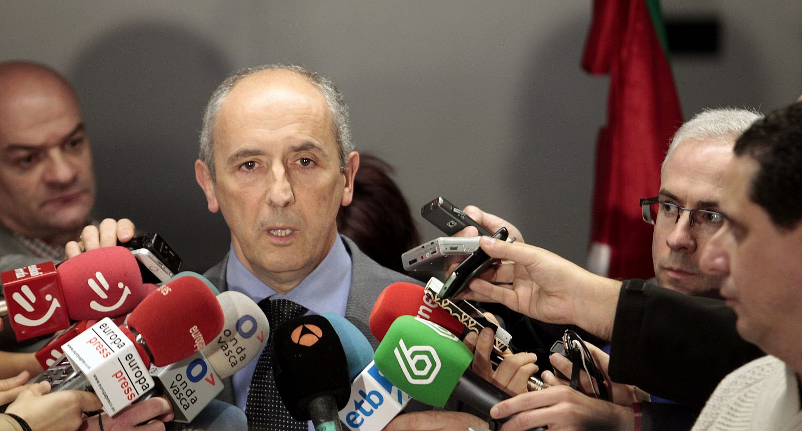 El portavoz del Gobierno vasco, Josu Erkoreka, durante las declaraciones que ha realizado a la prensa.