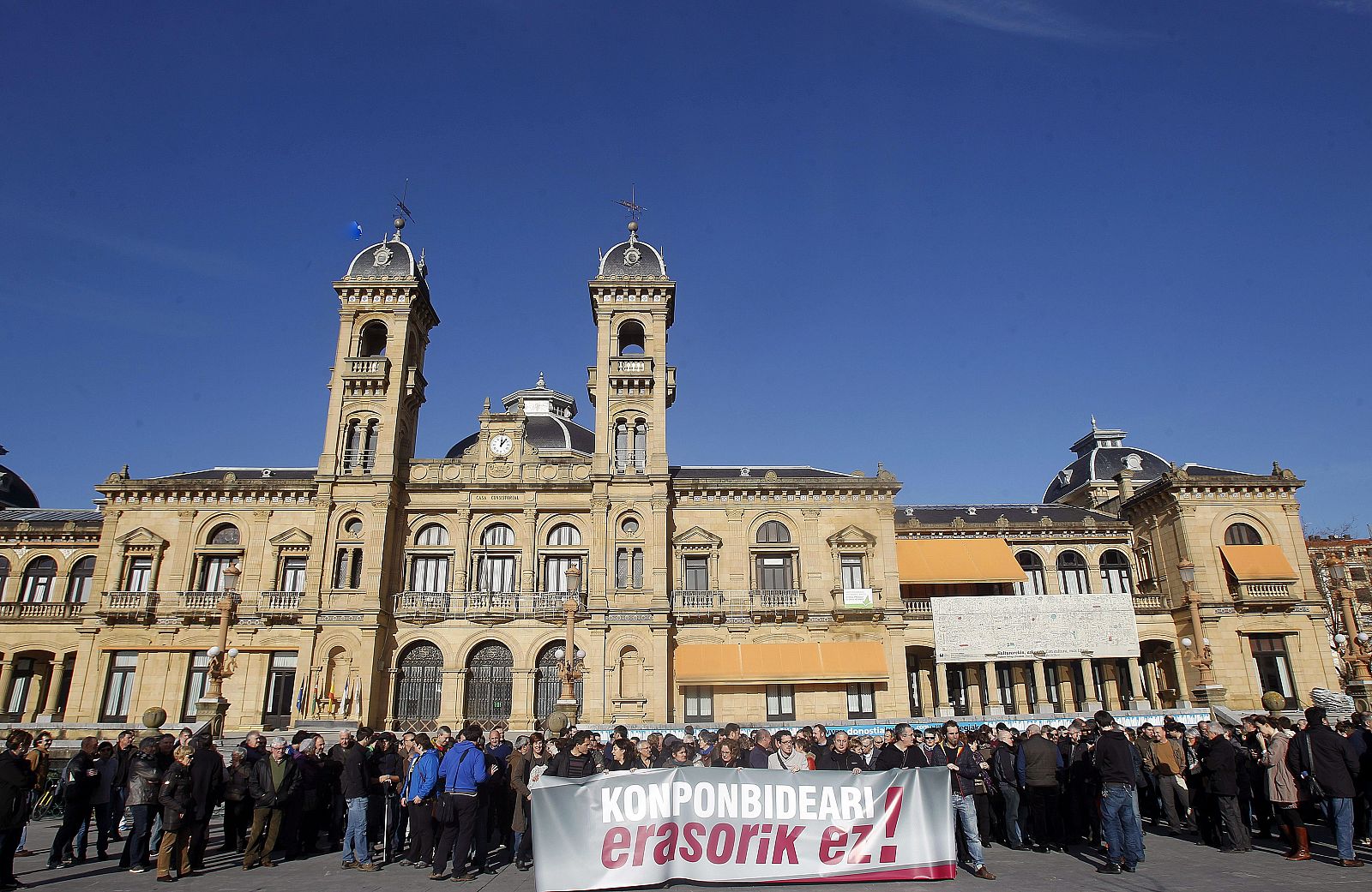 Los principales representantes institucionales de Gipuzkoa protestan contra la operación policial contra el grupo de enlace con los presos de ETA.