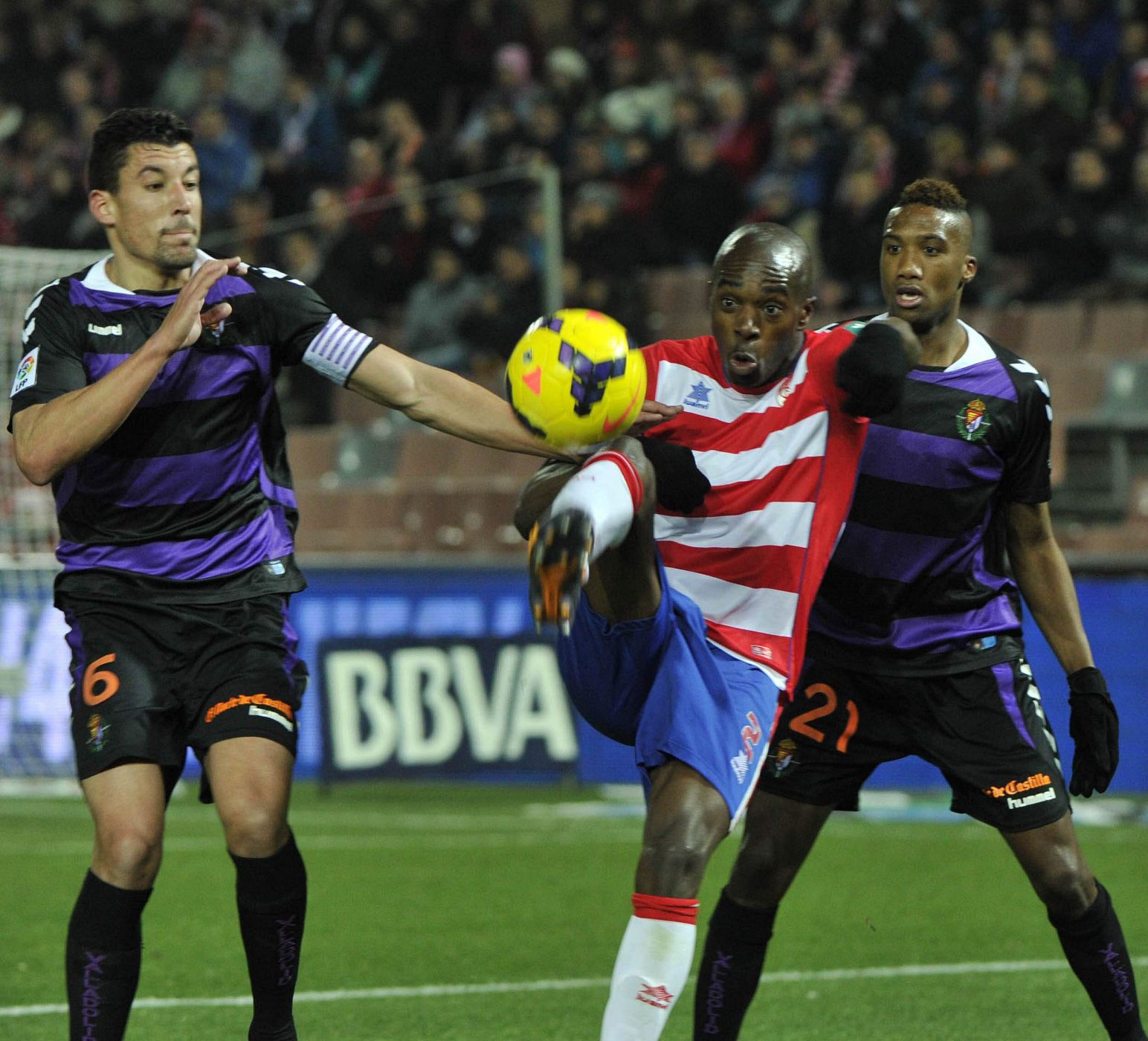El lateral portugués del Granada Allan Nyom disputa un balón con Jesús Rueda y el marroquí Bergdich, ambos del Real Valladolid.