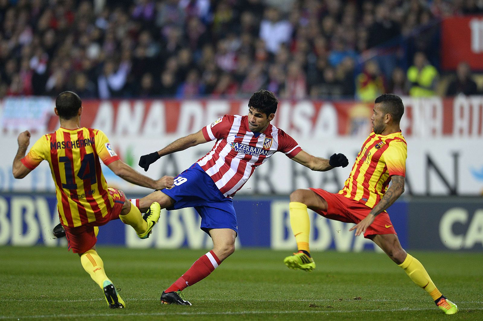 Diego Costa, entre Mascherano y Alves.