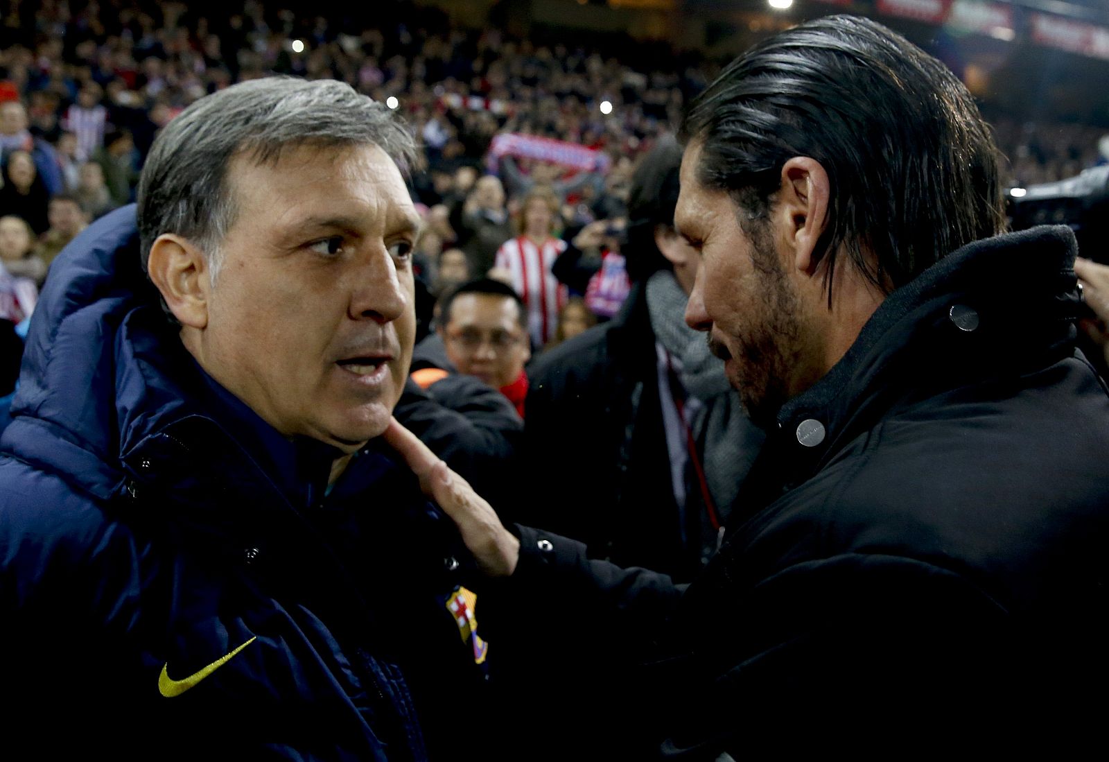 El entrenador de Atlético de Madrid, el argentino Diego Pablo Simeone (d), saluda al del Barcelona Gerardo "Tata" Martino (i)