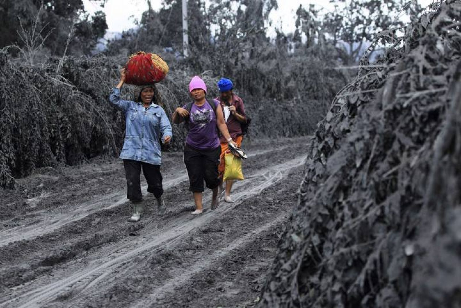 Miles de personas han tenido que abandonar sus poblaciones, que han quedado sepultadas por la ceniza tras la erupción del volcán Sinabung en Indonesia