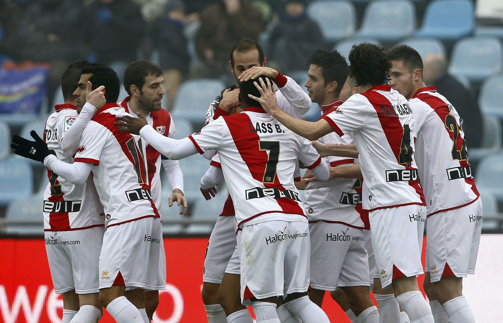 Los jugadores del Rayo Vallecano celebran un gol de Bueno frente al Getafe