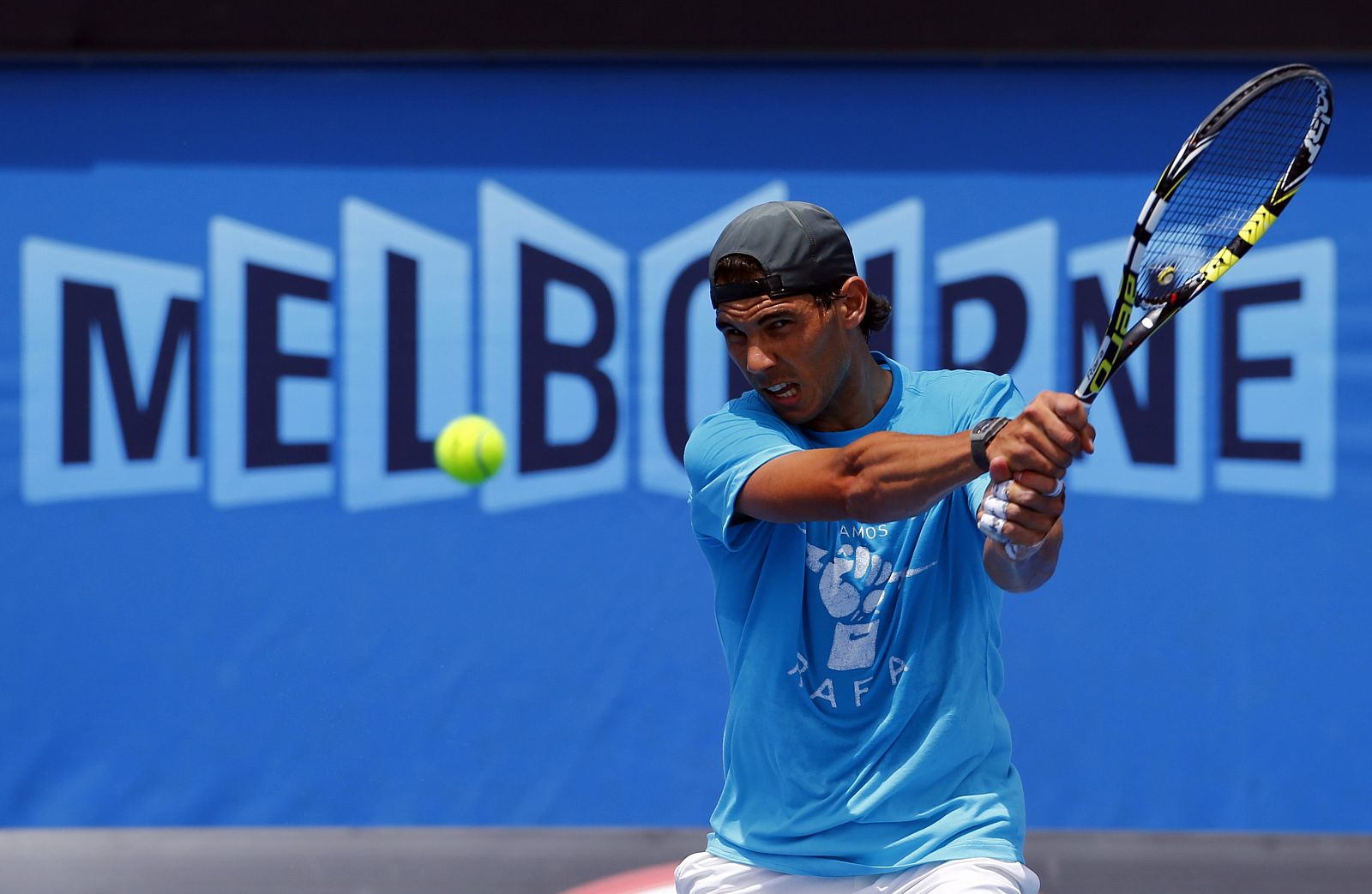Rafael Nadal entrena en Melbourne preparando el Open de Australia