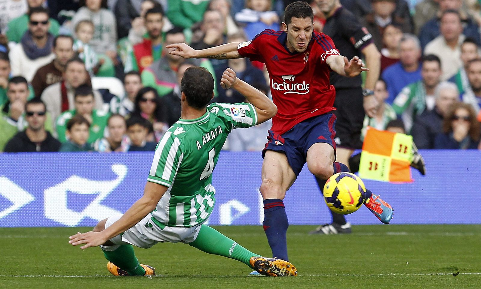 El defensa del Betis Antonio Amaya y el centrocampista del Osasuna Álvaro Cejudo luchan por el balón.