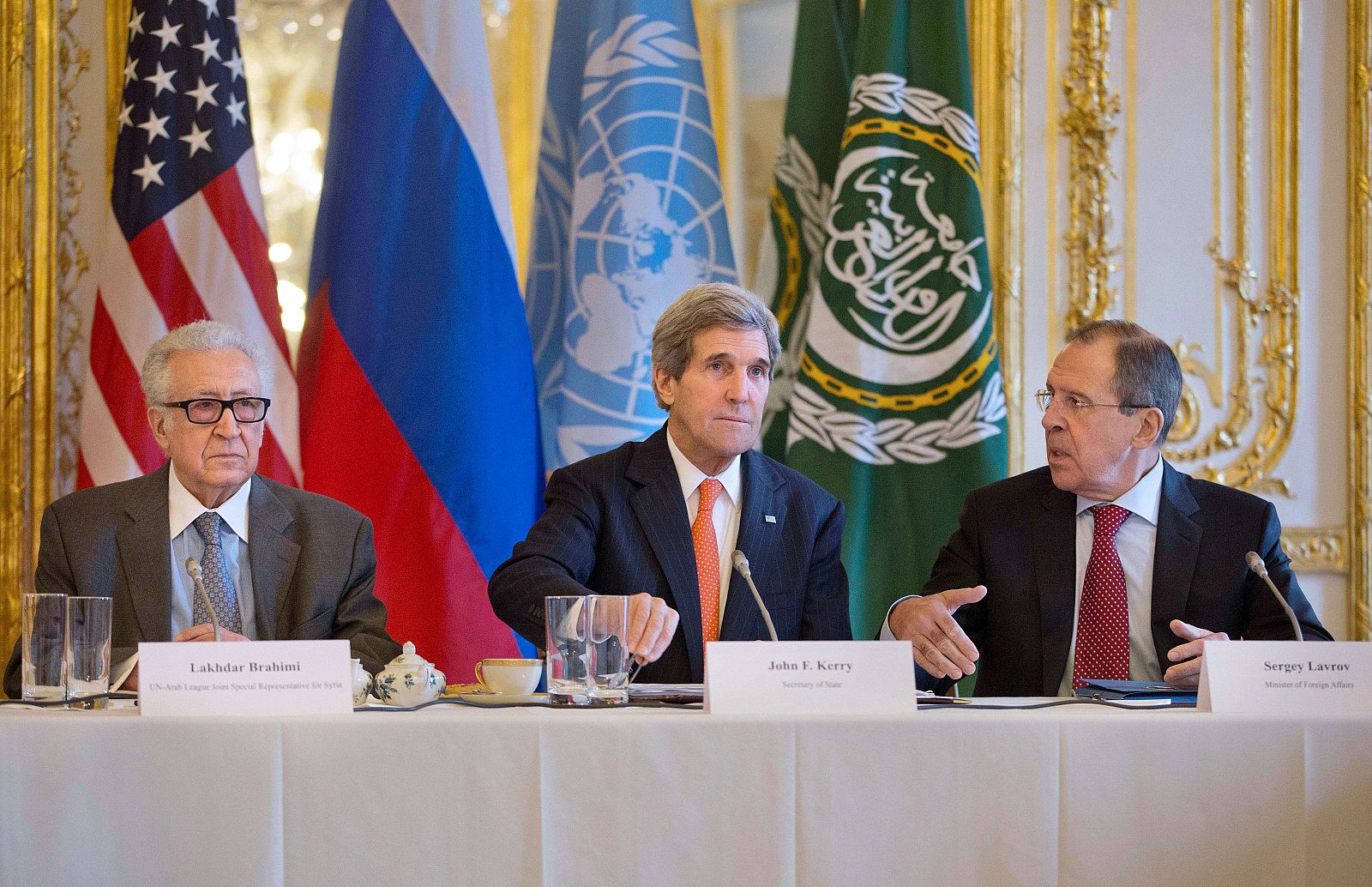 El secretario de Estado, John Kerry (centro), entre el ministro ruso de Exteriores, Serguei Lavrov (derecha) y el enviado de la Liga Árabe y la ONU para Siria, Lajdar Brahimi (izquierda), en París