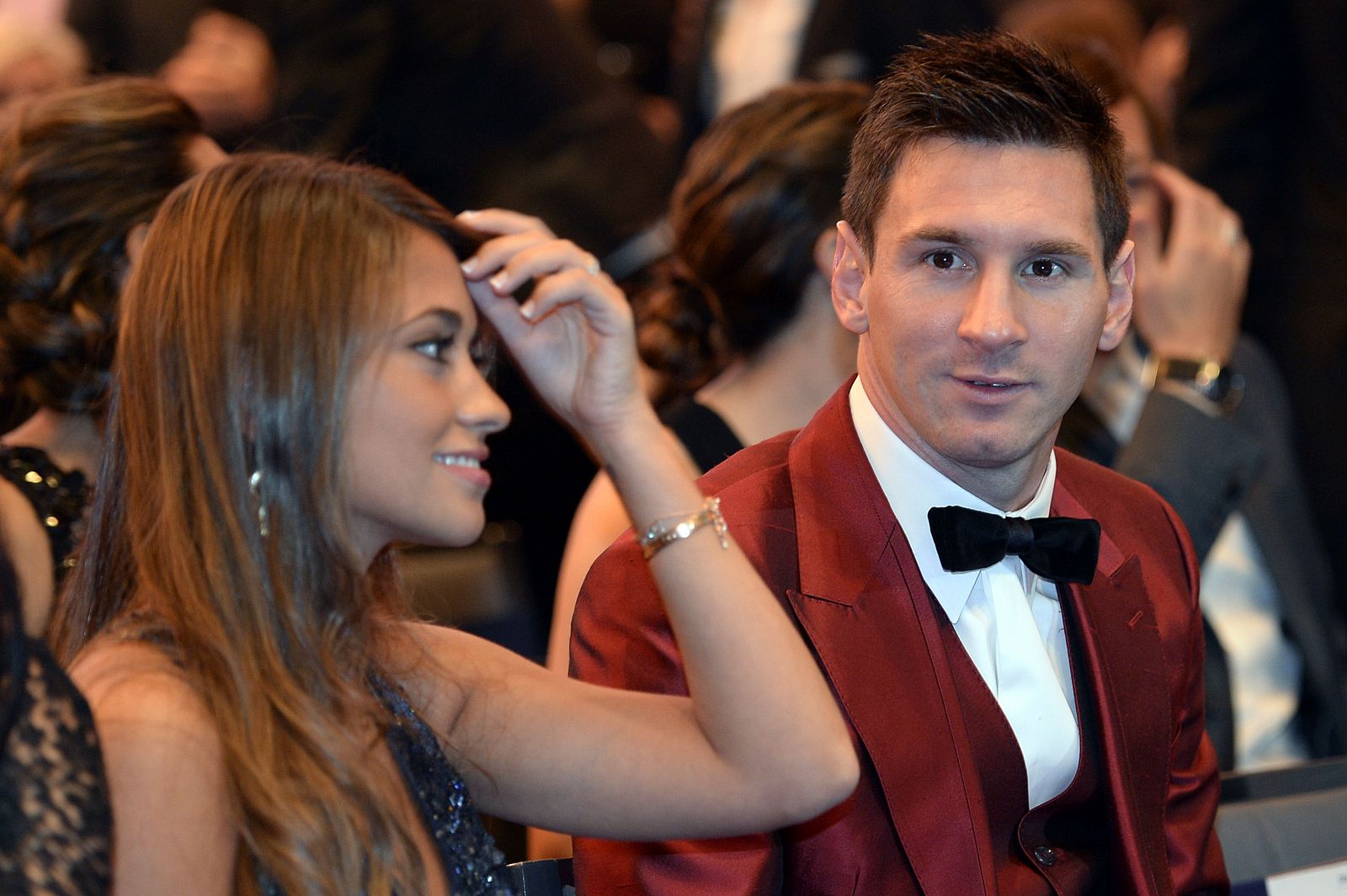 Lionel Messi junto a Antonella Roccuzzo, su pareja, en la ceremonia del Balón de Oro 2013.
