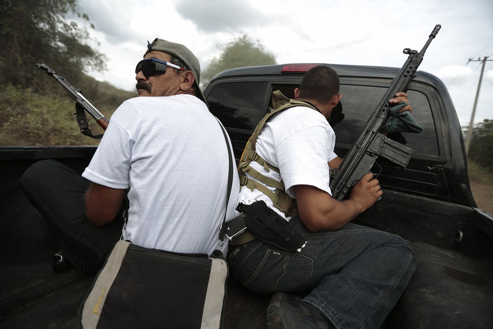"Vigilantes" de uno de los grupos de autodefensa patrullan en Poturo, Michoacán, en diciembre