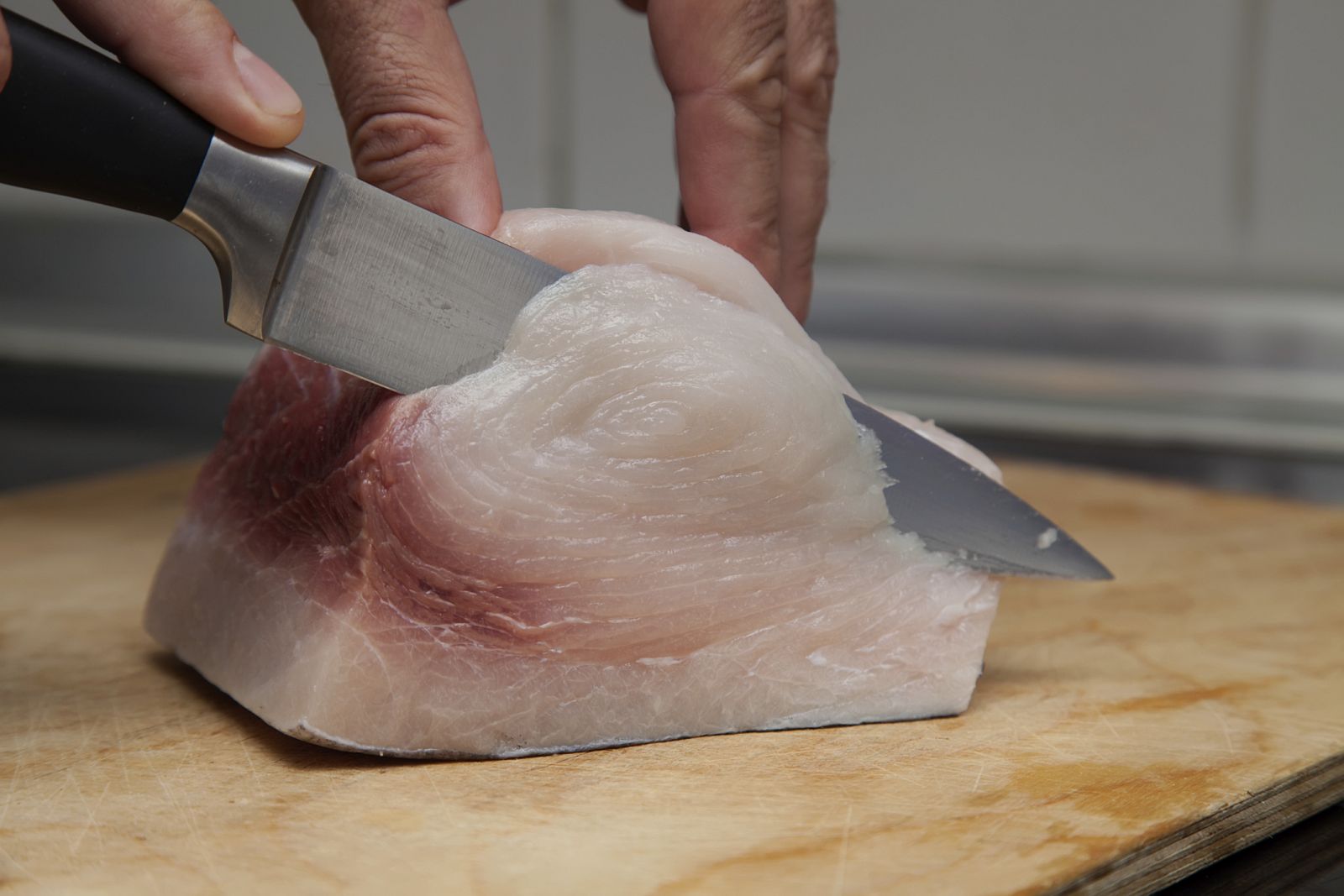 Preparación de una porción de pez espada.