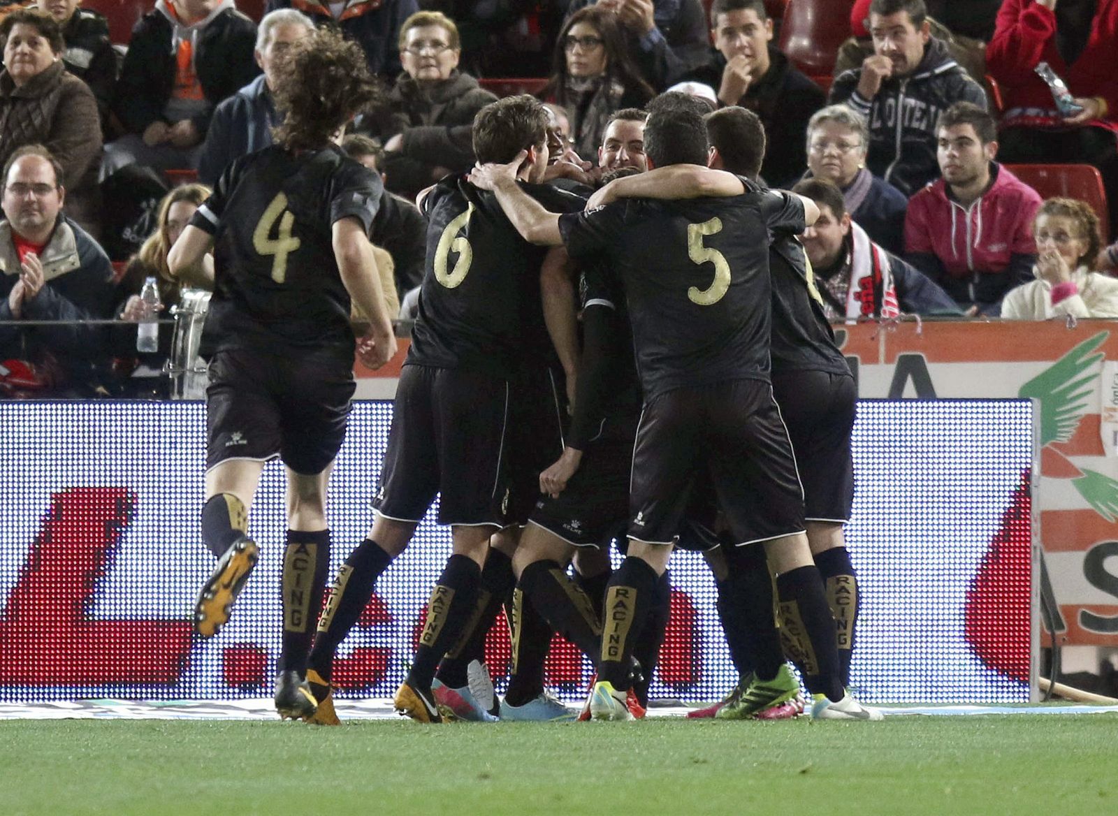Los jugadores del Racing de Santander celebran el primer gol marcado ante el Almería, por su compañero Rubén Durán.