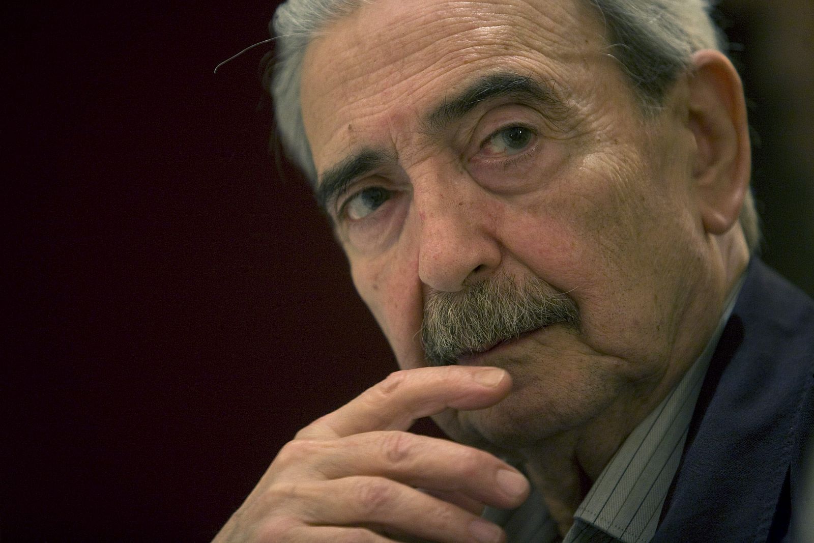Imagen de archivo del poeta argentino Juan Gelman durante una conferencia en Monterrey en julio de 2008.