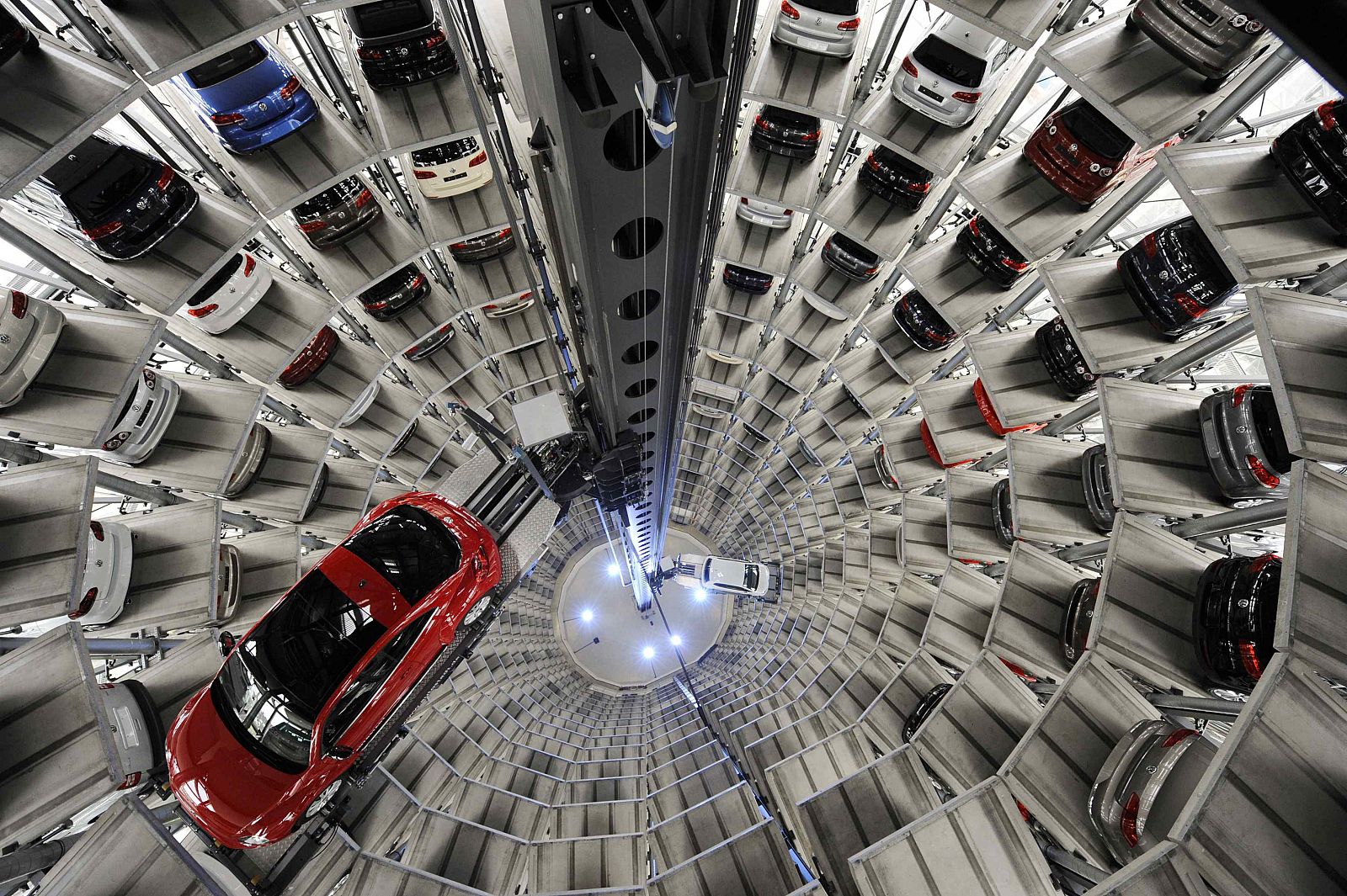 Torre de distribución de automóviles en la sede de Volkswagen en Wolfsburg