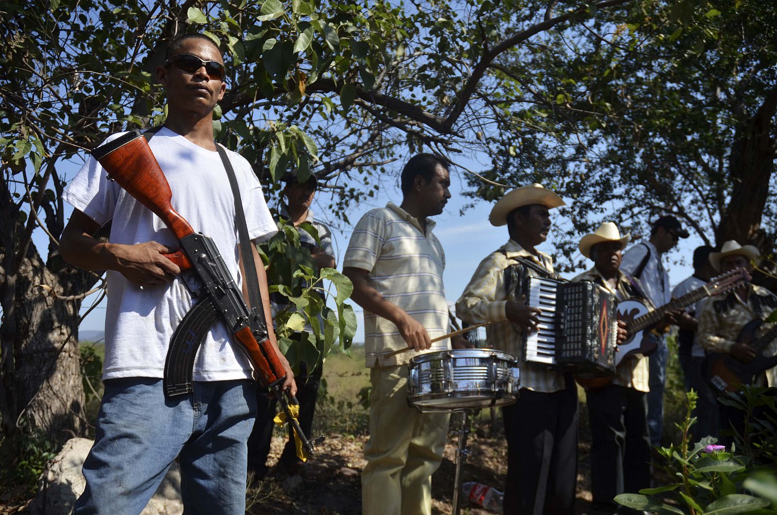 Un miembro de las patrullas de autodefensa monta guardia en un funeral en la localidad de Antúnez, en Michoacán