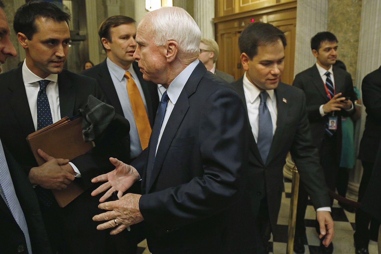 John McCain (centro) y Marco Rubio (derecha), entre otros senadores estadounidenses, momentos antes de la votación