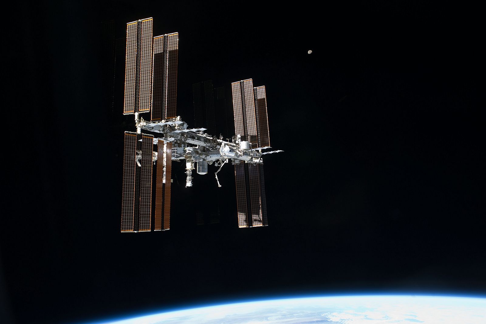 Configuración actual de la Estación Espacial Internacional desde el trasbordador espacial Atlantis.