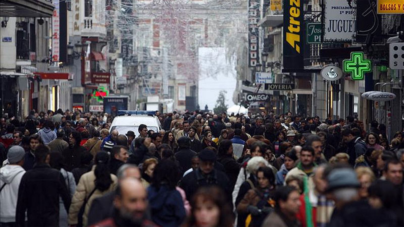 Varios ciudadanos caminan por una céntrica calle en Madrid