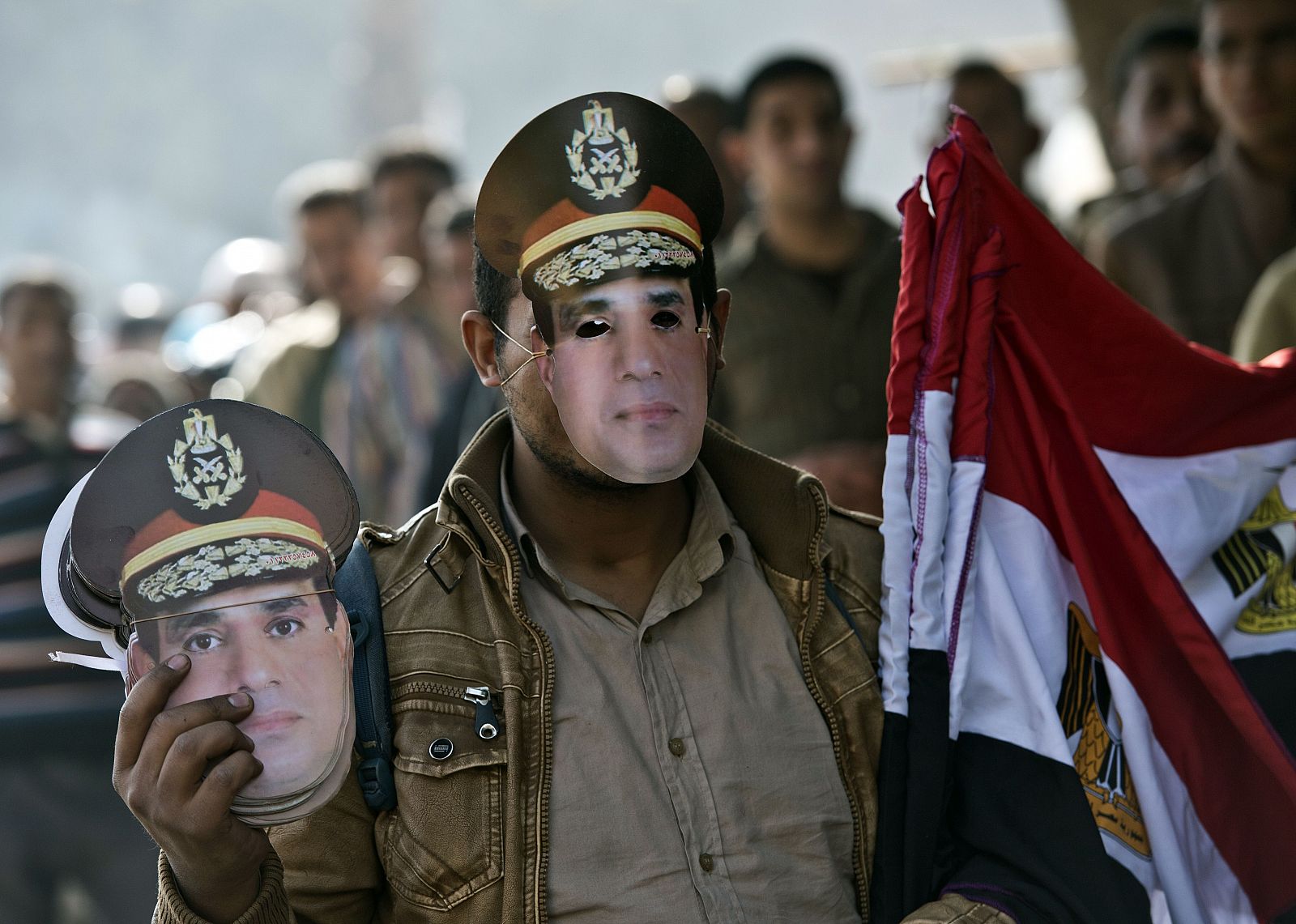 Un hombre vende caretas del nuevo hombre fuerte del Ejército, el General Al Sisi