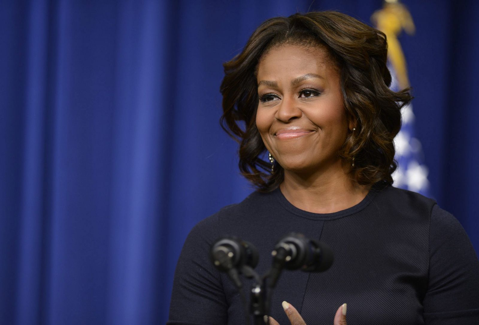 Michelle Obama anuncia nuevas medidas para mejorar el acceso a la universidad entre estudiantes de bajos ingresos en el edificio Eisenhower de la Casa Blanca
