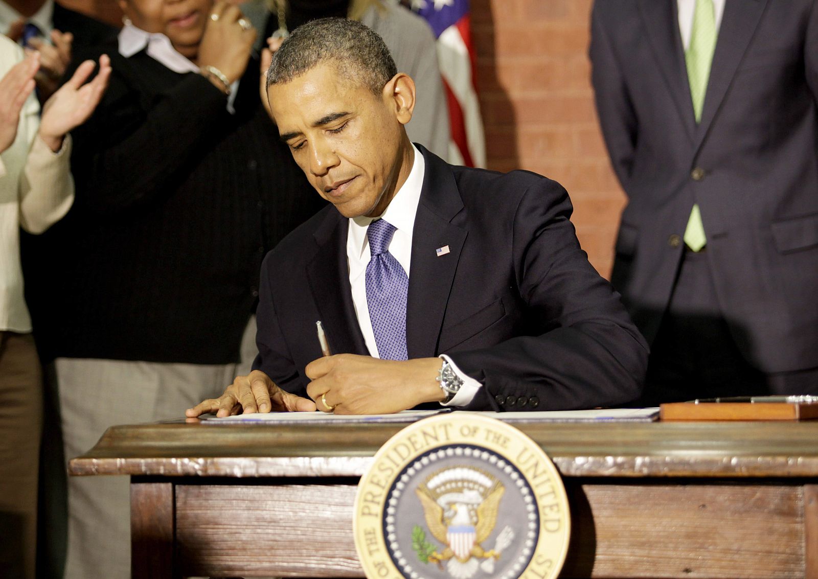 El presidente de Estados Unidos, Barack Obama, firma la ley de presupuesto el pasado viernes.