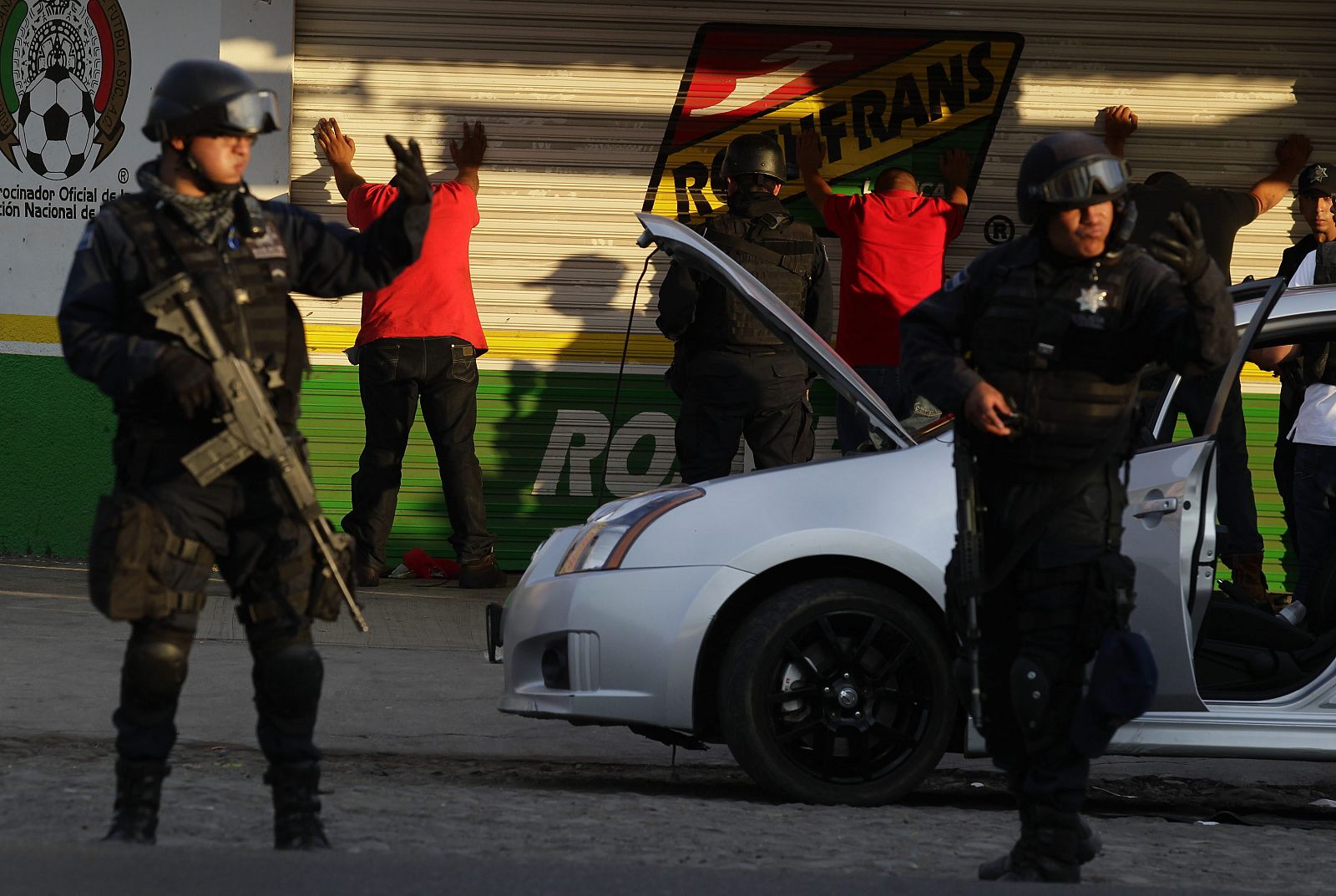 Policías federales detienen a dos presuntos miembros del grupo delictivo de Los Caballeros Templarios en la ciudad de Nueva Italia, en el estado de Michoacán