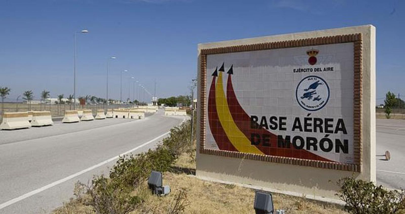 Acceso a la base aérea de Morón de la Frontera