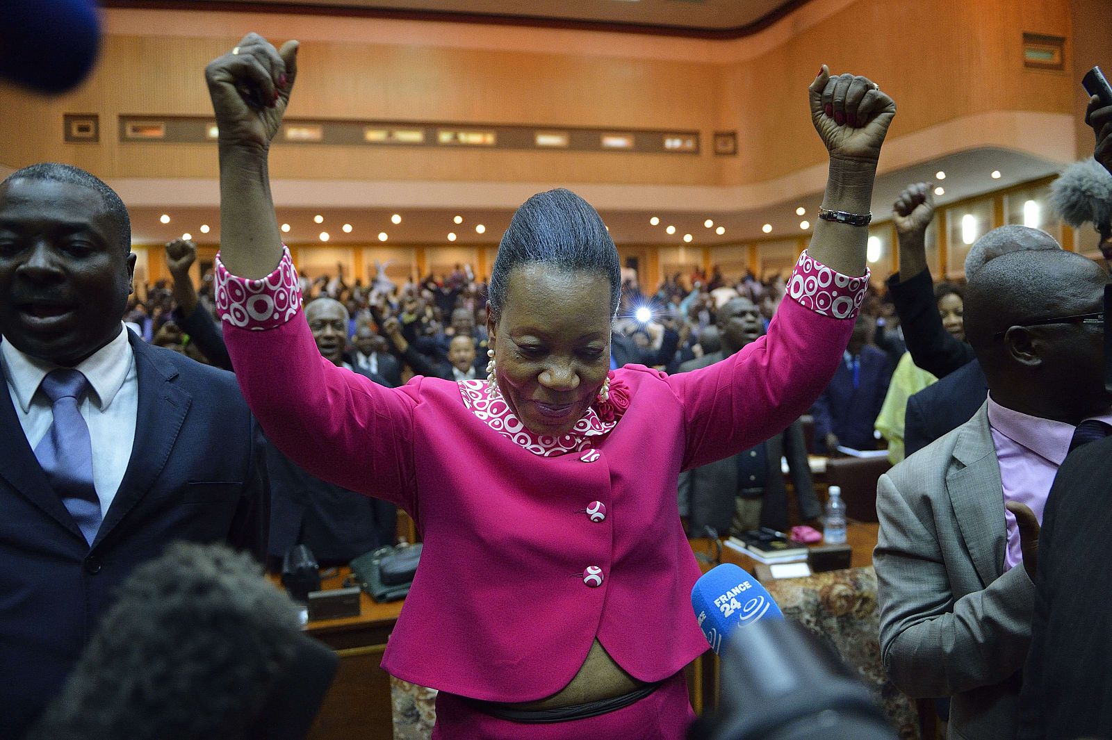 Catherine Samba-Panza celebra su elección como presidenta interina de la República Centroafricana.