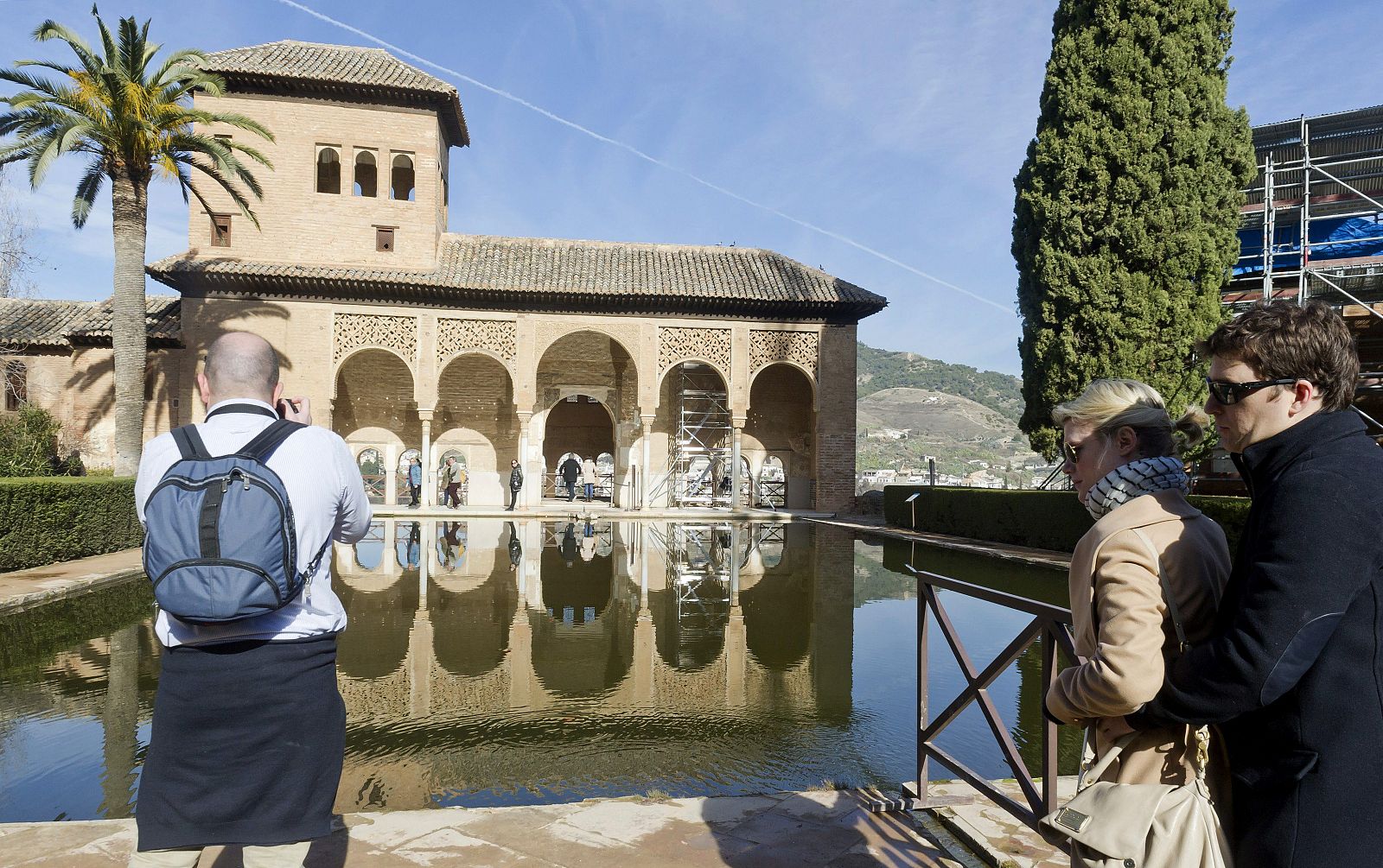Turistas visitan la Alhambra en Granada