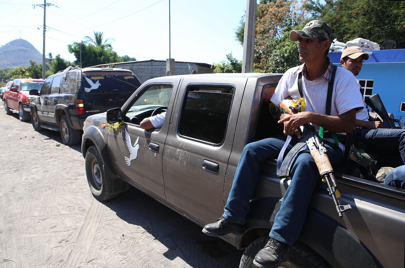 Integrantes de las autodefensas aguardan en un vehículo hoy, martes 21 de enero de 2014, en el municipio de Antúnez (México)