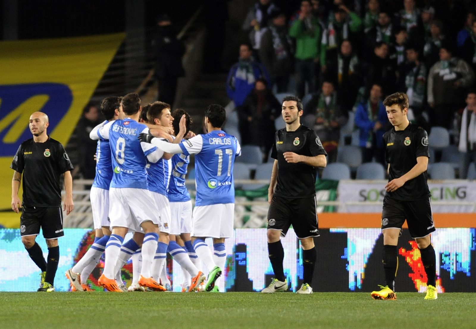 La Real Sociedad celebra uno de los tres tantos anotados al Racing.