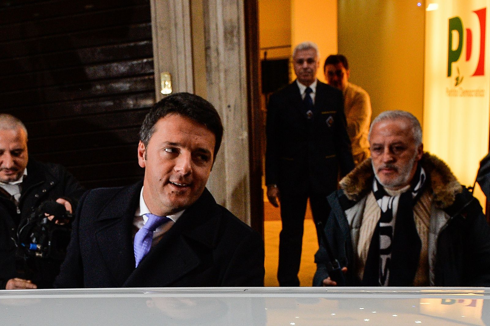 Matteo Renzi acude a la sede del Partido DemocrMatteo Renzi acude a la sede del Partido Democrático para dar explicaciones por su pacto con Berlusconi.