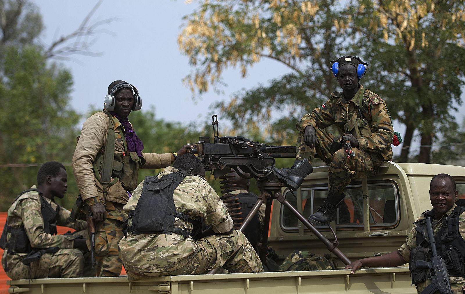 Milicianos rebeldes del Ejército de Liberación del Pueblo de Sudán del Sur   patrullan en Malakal esta semana.